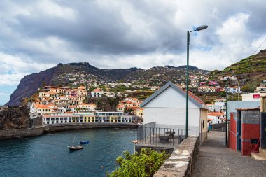 Portekiz 'in Madeira adasındaki Camara de Lobos şehrine bakın.
