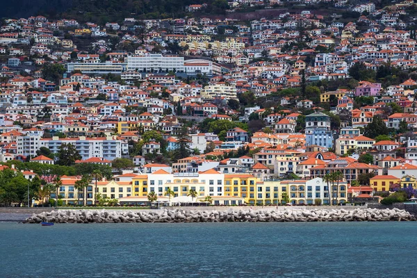 Vista a la ciudad Funchal en la isla Madeira, Portugal — Foto de Stock