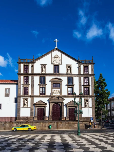 View to a church in Funchal on the island Madeira, Portugal — Stock Photo, Image