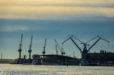 Warnemuende vinçler, gemiler ve binalar, Almanya