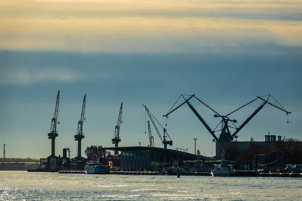 Dźwigi, statki i budynki w Warnemuende, Niemcy — Zdjęcie stockowe