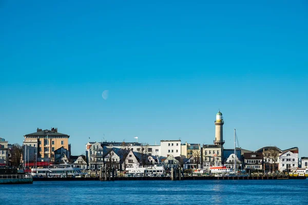 Edificios, faro y cielo azul en Warnemuende, Alemania —  Fotos de Stock