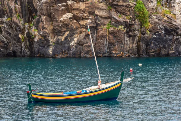 ポルトガル・マデイラ島のカマラ・デ・ロボスで漁船 — ストック写真