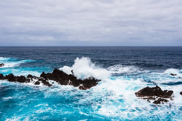 Ondas e rochas em Porto Moniz na ilha Madeira, Portugal — Fotografia de Stock