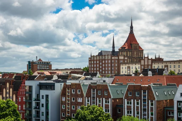 Vista a una iglesia y edificios en Rostock, Alemania —  Fotos de Stock