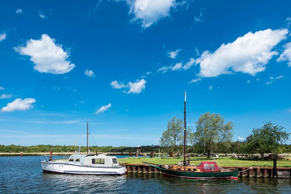 Twee boten in een haven bij Rostock, Duitsland — Stockfoto