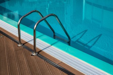 Dinlenmek için merdiven ve su ile yüzme havuzu