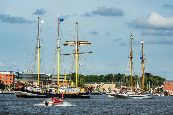 Windjammer en la vela Hanse en Rostock, Alemania — Foto de Stock