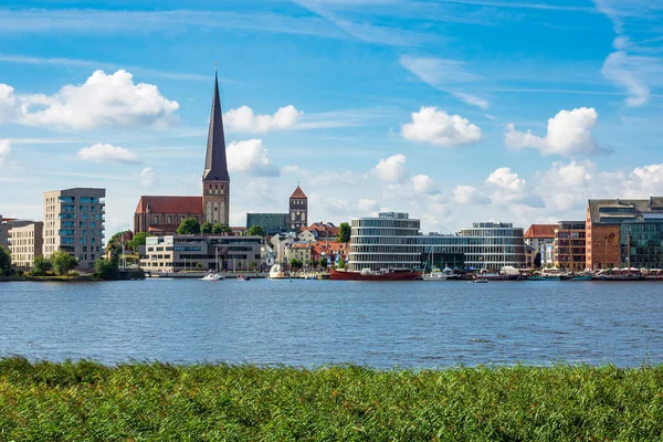 Vista a la ciudad hanseática Rostock, Alemania — Foto de Stock