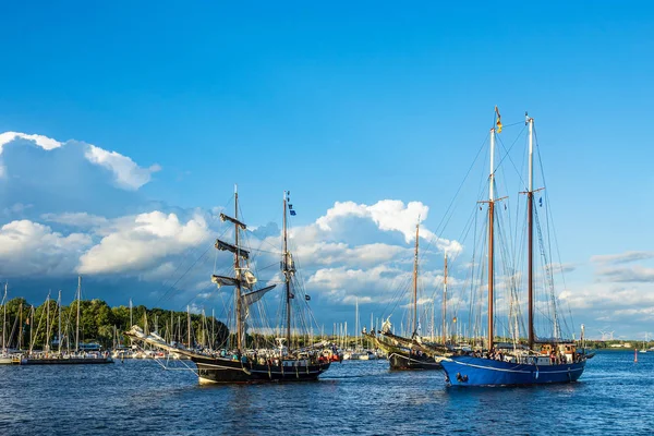 Windjammer na żaglu Hanse w Rostocku, Niemcy — Zdjęcie stockowe