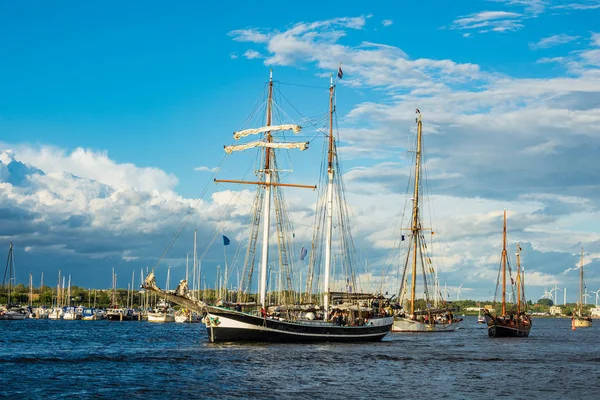 Windjammer na vela Hanse em Rostock, Alemanha — Fotografia de Stock