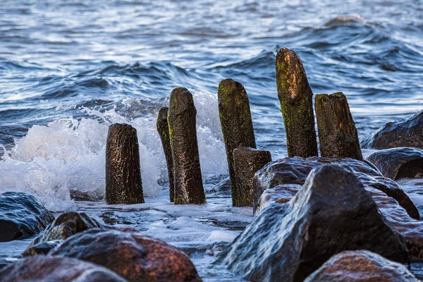 德国海利根达姆波罗的海沿岸的海浪 — 图库照片