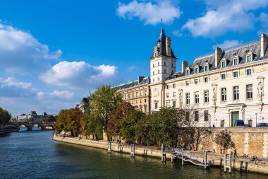 Paris'te Seine Nehri üzerinde göster