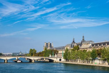 Paris'te Seine Nehri üzerinde göster