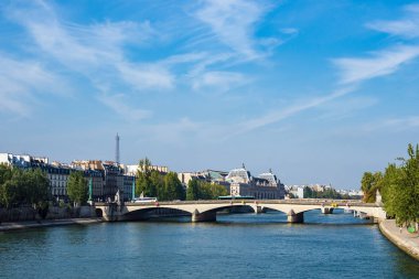 Paris'te Seine Nehri üzerinde göster