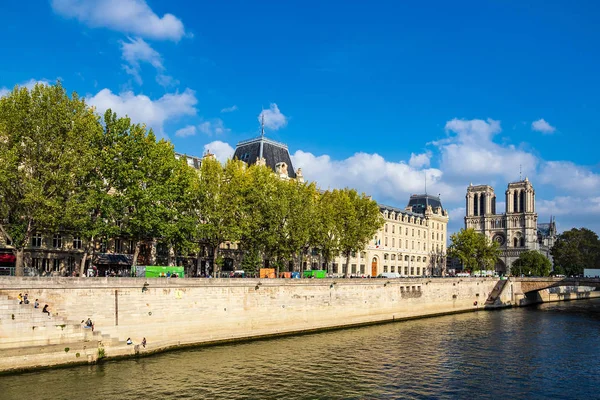 Vista sobre o rio Sena em Paris, França — Fotografia de Stock