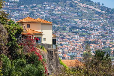 Portekiz 'in Madeira adasındaki Funchal binalarına bakın.