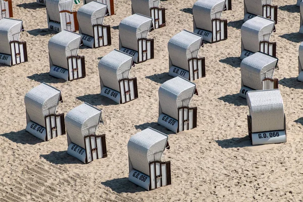 Sillas de playa en la costa del Mar Báltico en Goehren, Alemania — Foto de Stock