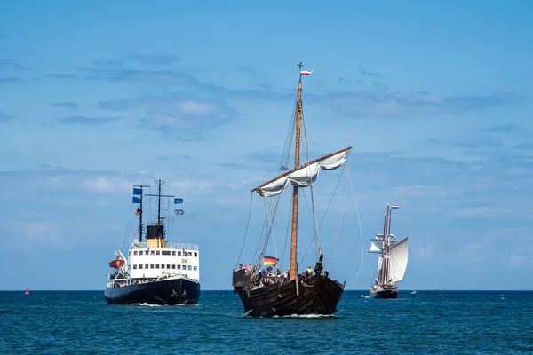 Windjammer en la vela Hanse en Rostock, Alemania —  Fotos de Stock