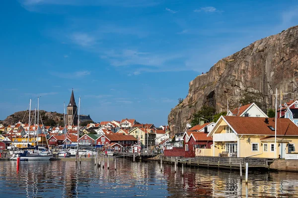 Vista a la ciudad Fjaellbacka en Suecia — Foto de Stock