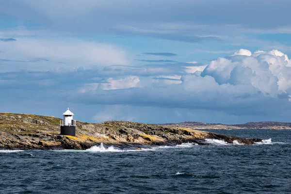 Veduta di un faro sull'isola di Orust in Svezia — Foto Stock