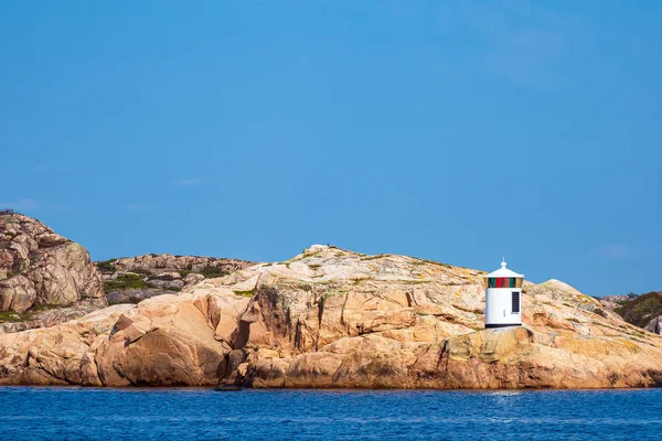 İsveç 'te Fjaellbacka yakınlarındaki takımadalarda deniz feneri — Stok fotoğraf