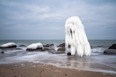 Kış Kuehlungsborn, Almanya'da Baltık Denizi kıyısında