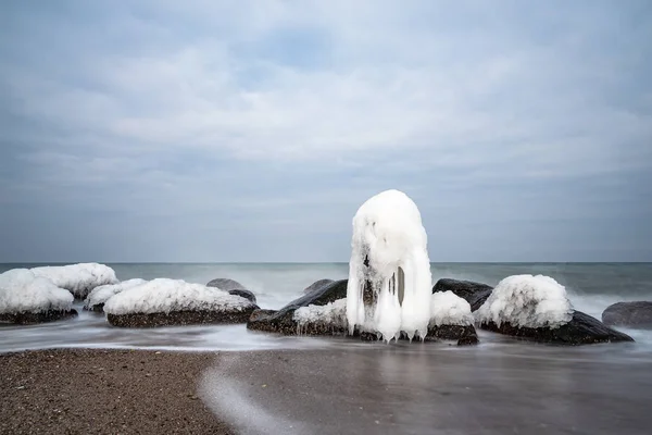 Inverno sulla riva del Mar Baltico a Kuehlungsborn, Germania — Foto Stock