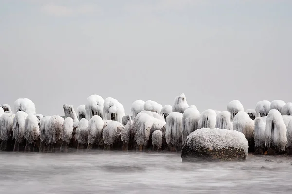 Invierno en la orilla del mar Báltico en Kuehlungsborn, Alemania — Foto de Stock