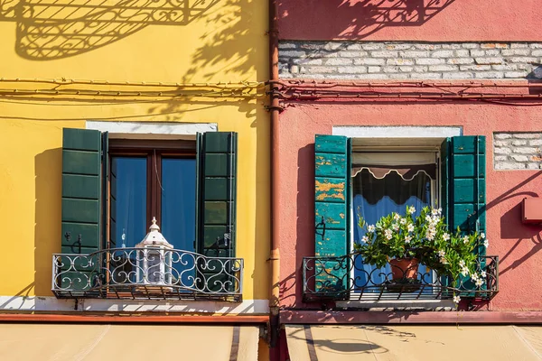 Coloridos edificios en la isla de Burano cerca de Venecia, Italia —  Fotos de Stock