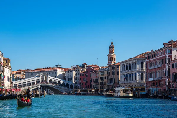 Vista al Puente de Rialto en Venecia, Italia — Foto de Stock