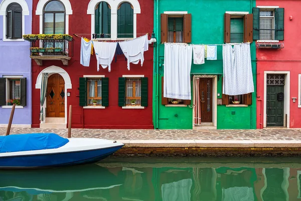 Красочные здания на острове Бурано близ Венеции, Италия — стоковое фото
