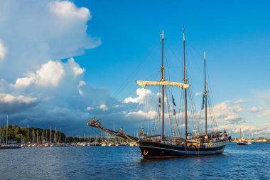 Almanya 'nın Rostock kentindeki Hanse Yelkenlisi sırasında Warnow nehri üzerindeki rüzgar engelleyicisi..
