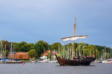 Rostock, Almanya 'daki Hanse Yelkenlisinde Rüzgâr Bozucu.