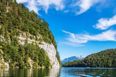 Almanya 'nın Berchtesgaden Alplerinde kaya ve ağaçlarla Koenigssee Gölü.
