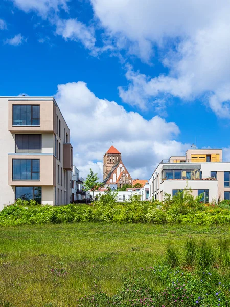 Moderna Byggnader Och Gamla Kyrkan Staden Rostock Tyskland — Stockfoto