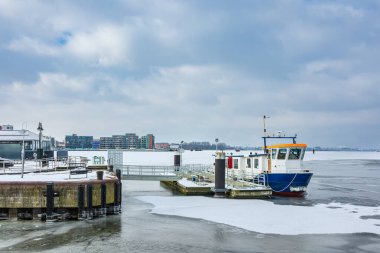 Almanya 'nın Rostock limanında kış mevsimi.