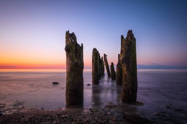 Almanya 'nın Kuehlungsborn kentinde akşam vakti Baltık Denizi kıyısı.