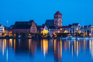 Warnow nehrinin üzerinden Almanya 'nın Rostock şehrine bakın..