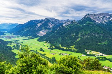 Almanya 'daki Allgau Alpleri' nin Falkenstein dağından görüntüler.