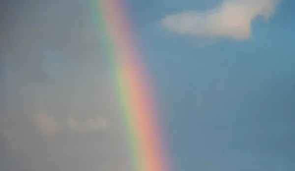 Kleurrijke regenboog in zonsondergang bewolkte hemel — Stockfoto