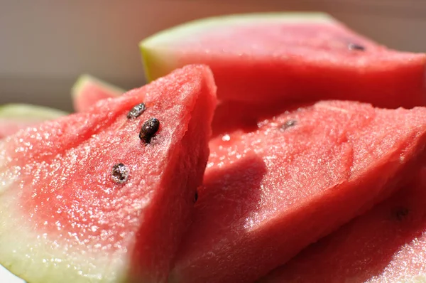 Haufen saftiger Wassermelonenscheiben — Stockfoto