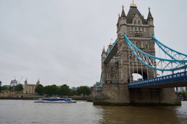 Londra, İngiltere - 10 Haziran 2019: River'ın üzerindeki Tower Bridge 