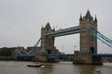 Londra, İngiltere - 10 Haziran 2019: River'ın üzerindeki Tower Bridge 