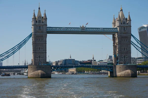 Tower Bridge ovanför Themsen på soliga dagar. Historiska och ICO — Stockfoto