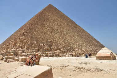 Büyük Khufu piramidinin eteklerindeki Bactrian devesi