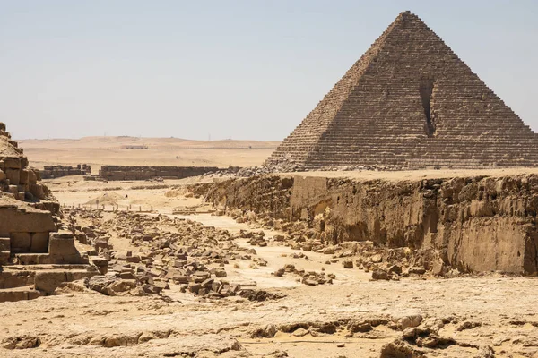 Die Pyramide von Menkaure ist die kleinste der drei Hauptpyramiden — Stockfoto