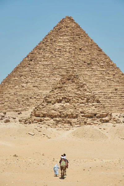La Pirámide de Menkaure y una de las pirámides de Queen jalá en Giza Pla —  Fotos de Stock