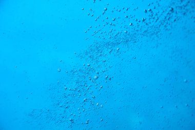 Mavi suda ortaya çıkan kabarcıkların fotoğraflanması