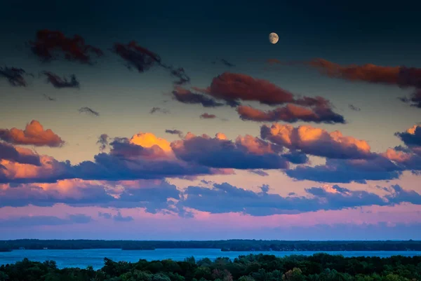Гарний Захід Сонця Драматичним Хмари Над Озером Couchiching Поблизу Орілль — стокове фото
